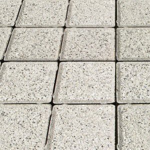 Cobbles and cobble setts: newgrange silver granite cobbles 8.0m2 pack