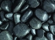 Decorative chippings, gravels & pebbles: Black pebbles 15-30mm 25kg bag