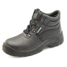 Safety wear: safety chukka boots